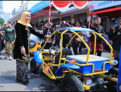 Konvoi Kendaraan Listrik Siswa SMK Meriahkan Hardiknas di Grahadi