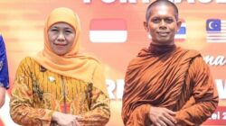 Disambut Gubernur Jatim di Grahadi, 57 Bhikkhu Bawa Pesan Damai Dunia