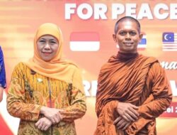 Disambut Gubernur Jatim di Grahadi, 57 Bhikkhu Bawa Pesan Damai Dunia