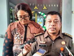 Dua Tersangka Dugaan Korupsi Kredit BPR Kota Blitar Tahun 2022 di Gelandang Kejaksaan Blitar