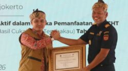 Komitmen Aktif Berantas Rokok Ilegal, Bupati Gus Barra Raih Penghargaan dari Bea Cukai