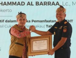 Komitmen Aktif Berantas Rokok Ilegal, Bupati Gus Barra Raih Penghargaan dari Bea Cukai