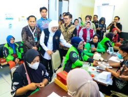 Driver Gojek di Surabaya Dapat Layanan Cek Kesehatan Gratis dan Paket Sembako