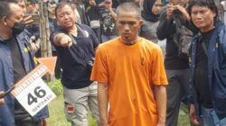 Pelaku Pembunuh Ibu Mertua di Mojokerto, Peragakan 48 Adegan Depan Ratusan Warga