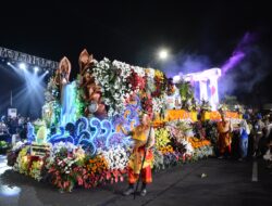 Warga Tumpah Ruah Saksikan Surabaya Vaganza Festival of Lights