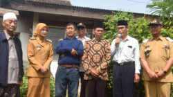 Wali Kota Kediri bersama Baznas dan perangkat kelurahan meninjau penerima bantuan bedah rumah di Ngronggo.