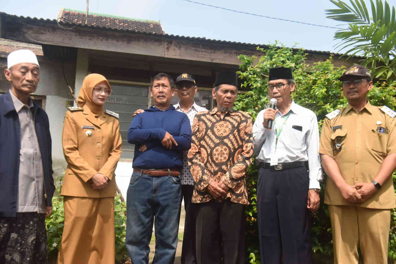 Wali Kota Kediri bersama Baznas dan perangkat kelurahan meninjau penerima bantuan bedah rumah di Ngronggo.
