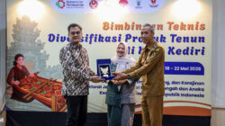 Penyerahan plakat cinderamata secara simbolis dalam pembukaan Bimbingan Teknis Diversifikasi Produk Tenun Ikat Kota Kediri oleh Kemenperin RI dan Pemkot Kediri.