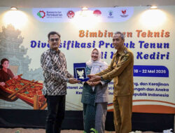 Tenun Ikat Kota Kediri Bersiap Menembus Pasar Modern