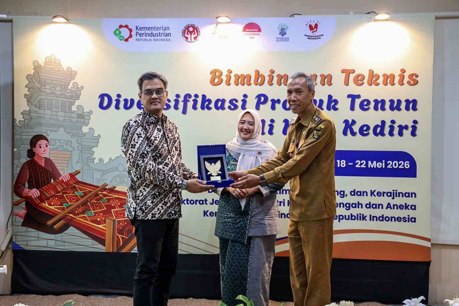Penyerahan plakat cinderamata secara simbolis dalam pembukaan Bimbingan Teknis Diversifikasi Produk Tenun Ikat Kota Kediri oleh Kemenperin RI dan Pemkot Kediri.