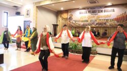 Pelaku seni budaya Kota Kediri mengikuti bimtek Disbudparpora dengan pertunjukan tari tradisional.