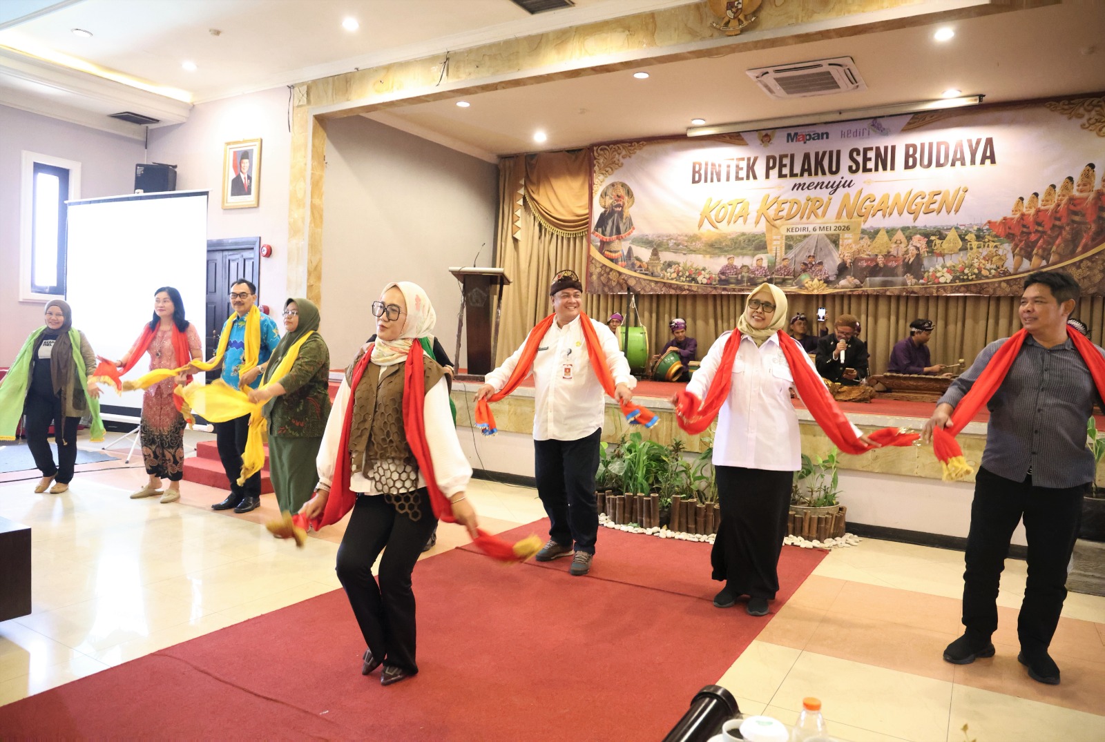 Pelaku seni budaya Kota Kediri mengikuti bimtek Disbudparpora dengan pertunjukan tari tradisional.