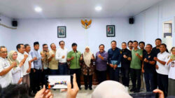 Foto bersama jajaran pengurus KONI Kota Kediri dan anggota DPRD Kota Kediri dengan pose mengepalkan tangan sebagai simbol komitmen olahraga di akhir acara audiensi.