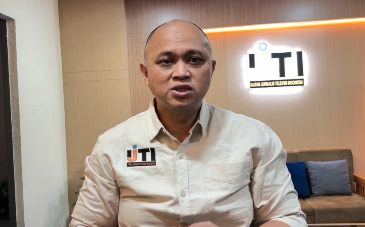 Ketua Umum Ikatan Jurnalis Televisi Indonesia (IJTI) Herik Kurniawan menyampaikan pernyataan penolakan PHK jurnalis.