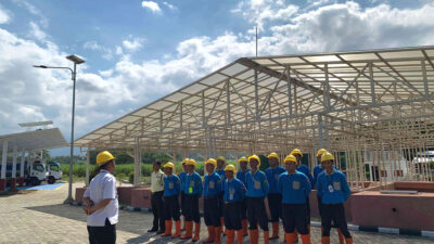 Petugas IPLT Kota Kediri mengikuti briefing di area Instalasi Pengolahan Lumpur Tinja (IPLT) Campurejo sebelum operasional layanan sanitasi domestik.