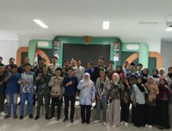 Peserta Seminar Hari Pendidikan dan Lokakarya Perkaderan HMI Kediri bersama KNPI Kota Kediri berfoto bersama di Aula Dinas Pendidikan Kota Kediri.