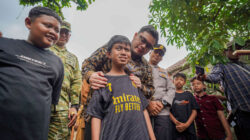 Mas Dhito menyapa dan memeluk bocah berkebutuhan khusus saat blusukan di Puncu Kediri.
