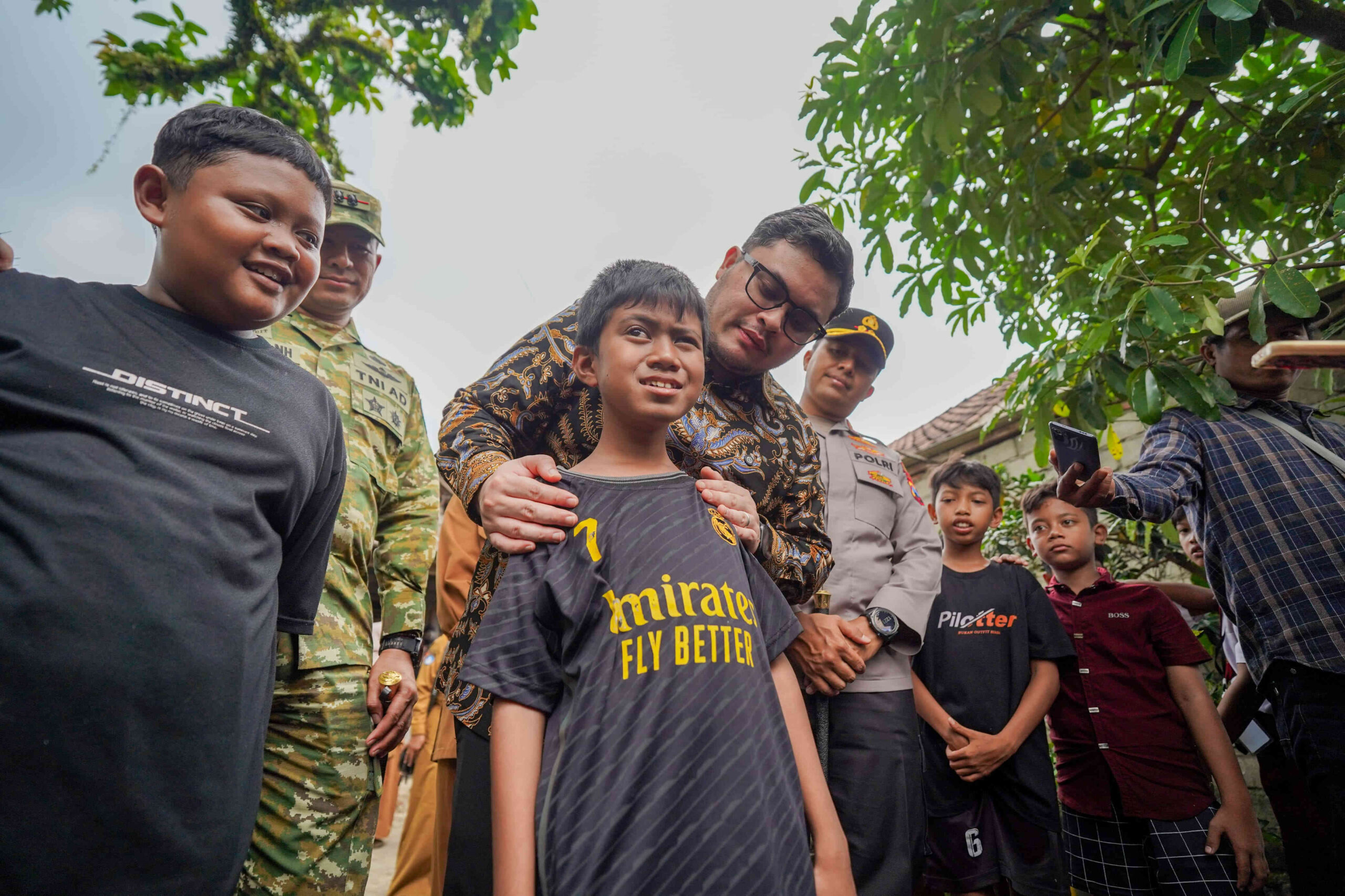 Mas Dhito menyapa dan memeluk bocah berkebutuhan khusus saat blusukan di Puncu Kediri.