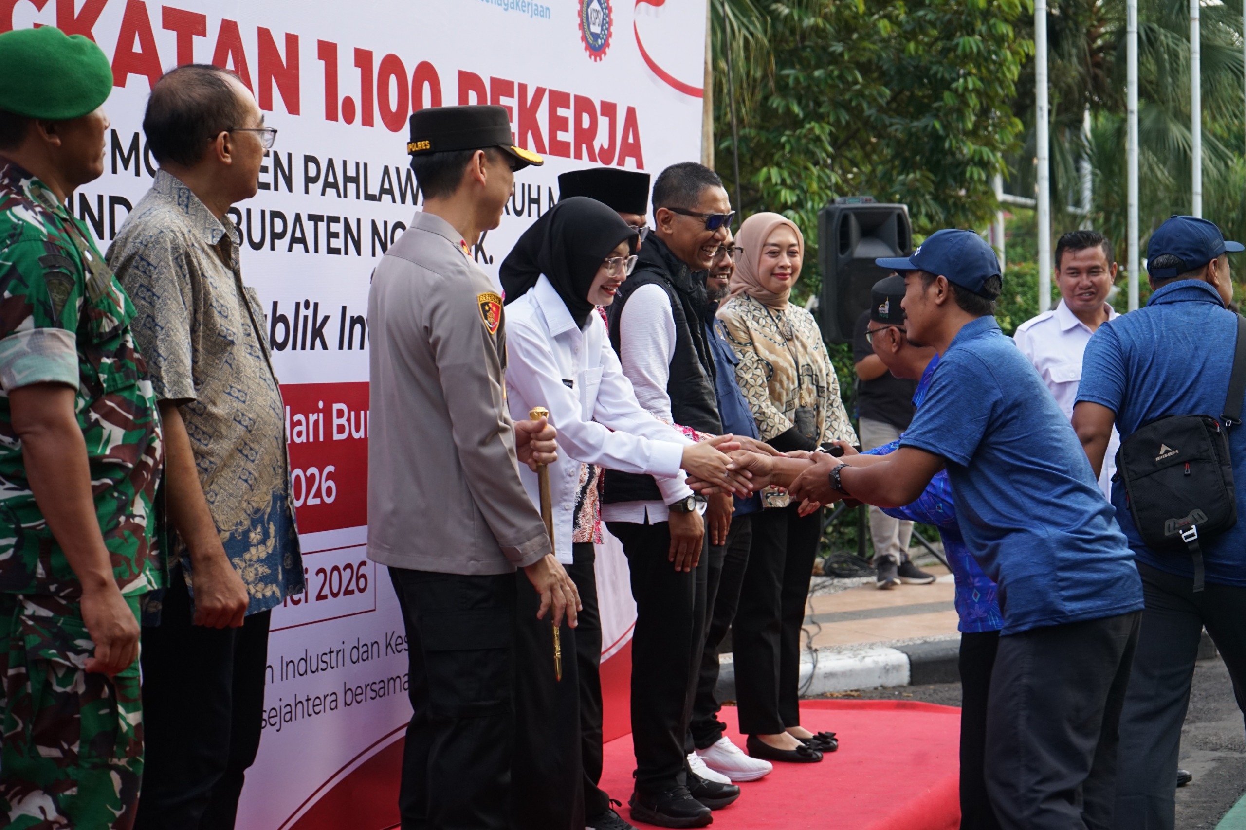 Wali Kota Kediri Vinanda Prameswati melepas 1.100 pekerja Kota Kediri untuk menghadiri peresmian Museum Marsinah di Nganjuk.