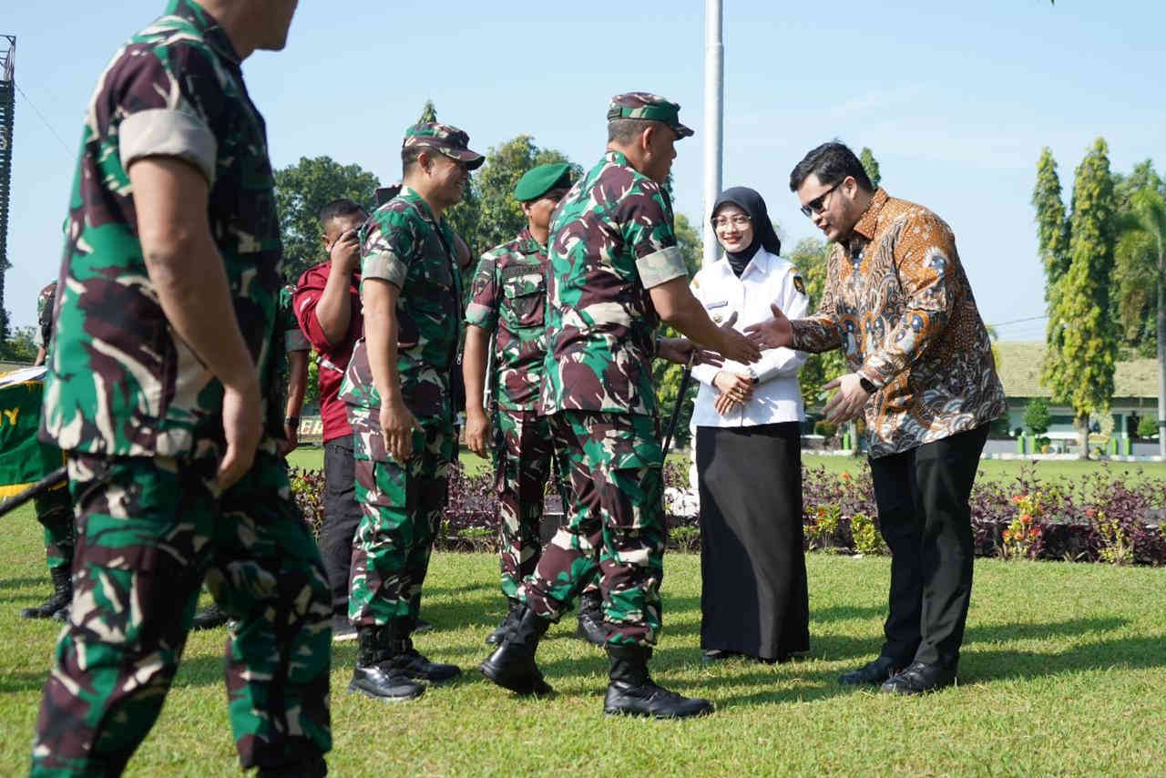 Pangdam V Brawijaya Rudy Saladin disambut Bupati Kediri dan Wali Kota Kediri saat kunjungan peninjauan Yonif TP.