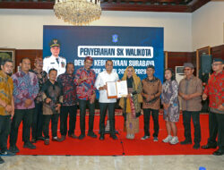 Wali Kota Serahkan SK Dkeb Surabaya, Seniman Bebas Gunakan Ruang Publik Balai Pemuda
