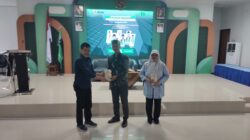 Penyerahan plakat kepada narasumber dalam seminar pendidikan HMI di Dinas Pendidikan Kota Kediri tahun 2026.