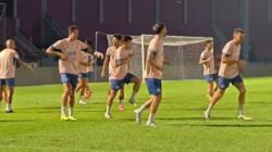 Pemain Persik Kediri menjalani sesi latihan malam di Stadion Brawijaya jelang pertandingan melawan Persija Jakarta.