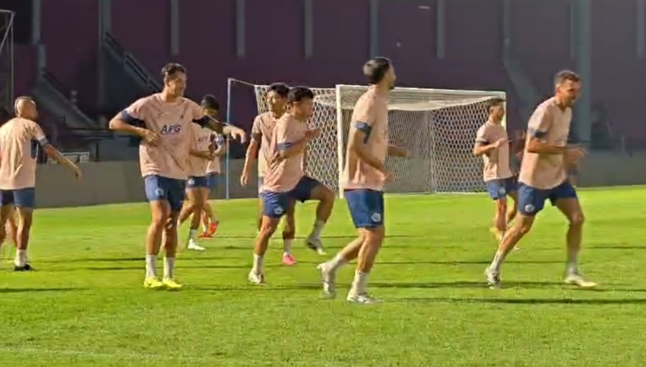 Pemain Persik Kediri menjalani sesi latihan malam di Stadion Brawijaya jelang pertandingan melawan Persija Jakarta.