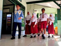 Peserta program wisata sekolah berjalan menyusuri lorong SMP Negeri 1 Kota Kediri bersama pendamping siswa.