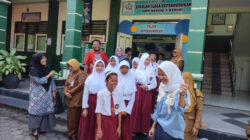 Siswa SD mengikuti program wisata sekolah dan edukasi anti-perundungan bersama Satgas PPA Kecamatan Pesantren di SMP Negeri 1 Kota Kediri.