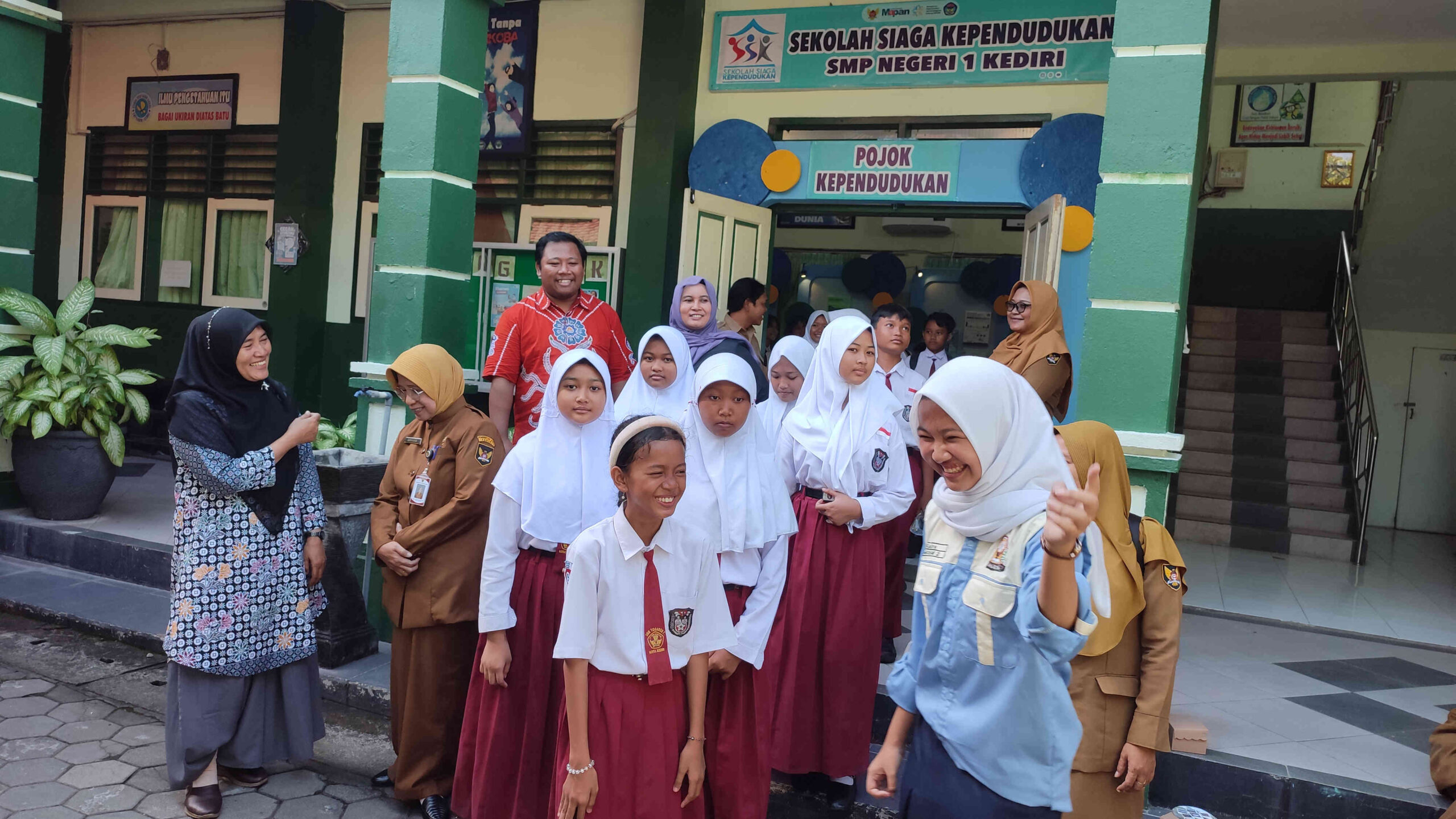 Siswa SD mengikuti program wisata sekolah dan edukasi anti-perundungan bersama Satgas PPA Kecamatan Pesantren di SMP Negeri 1 Kota Kediri.