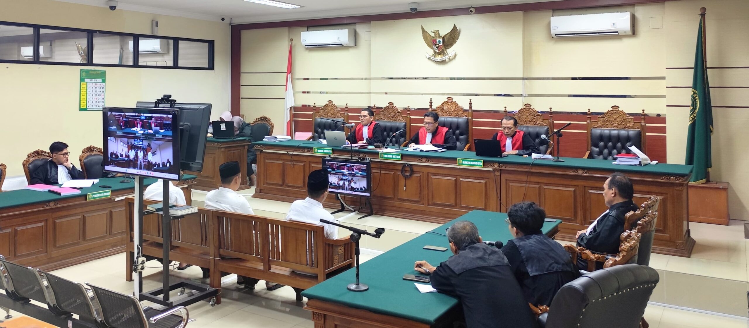 Suasana persidangan Pengadilan Tipikor Surabaya kasus korupsi jual beli jabatan perangkat desa Kabupaten Kediri.