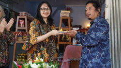 Mbak Cicha menyerahkan tumpeng saat soft launching Galeri DIKTA SuaR di Kediri sebagai dukungan UMKM disabilitas.