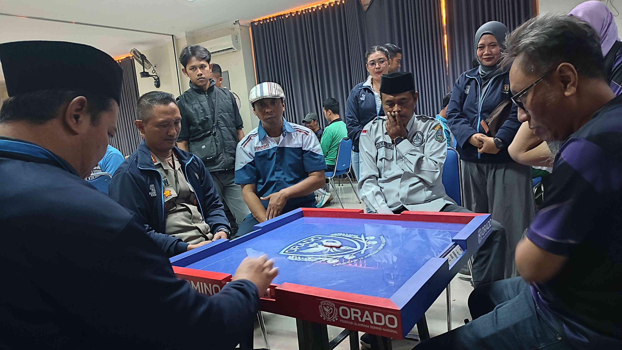 Ketua Umum Pengcab Orado Kota Kediri, Imam Wihdan Zarkasyi dan peserta menyaksikan pertandingan domino dalam Turnamen Olahraga Domino Antarpelajar se-Kota Kediri di UIN Syekh Wasil Kediri.