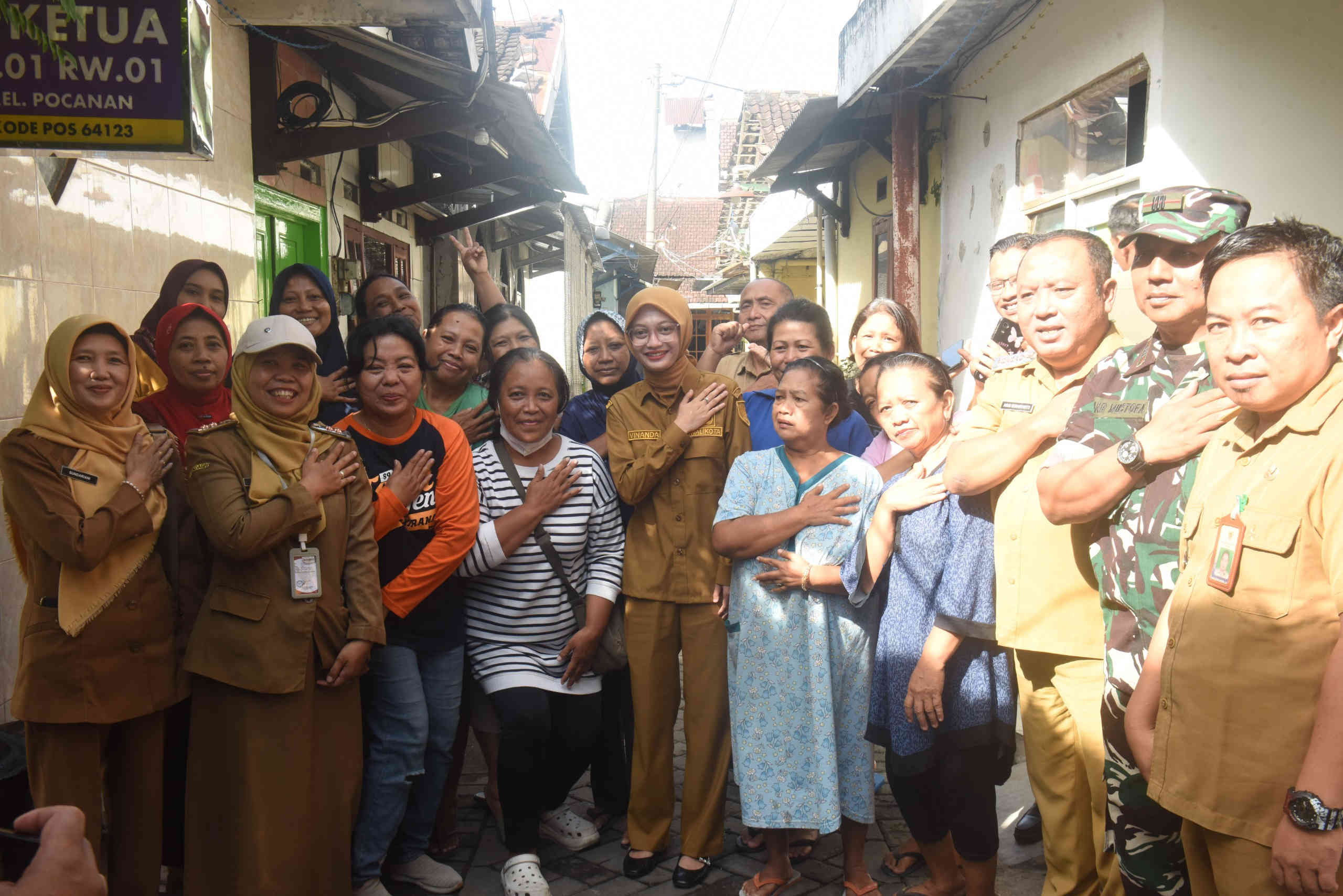 Wali Kota Kediri Vinanda Prameswati berfoto bersama warga saat meninjau renovasi rumah tidak layak huni di Kelurahan Pocanan.