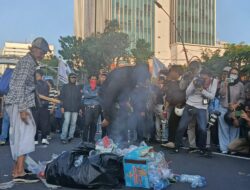 Mahasiswa Aksi Demo di Depan Gedung Negara Grahadi