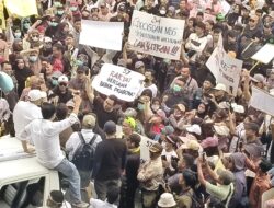 Ribuan Masa FPMJ Kepung DPRD Jember Dukung MBG Dilanjutkan 