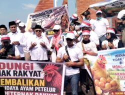 Gegara Harga Anjlok, Ratusan Peternak di Blitar Bagikan Telur Gratis ke Masyarakat