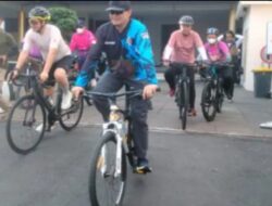 Jaga Kesehatan dan Kenalkan Wisata Jember, Bupati Fawait Ajak OPD Goes ke Pantai Watu Ulo