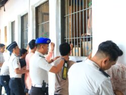 Tingkatkan Kewaspadaan, Lapas Banyuwangi Gelar Razia Kamar Hunian Seusai Apel Pagi