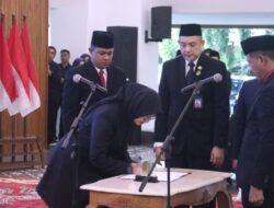 Bupati Ipuk Lantik Suyanto Waspo Tondo Wicaksono Sebagai Sekda Banyuwangi