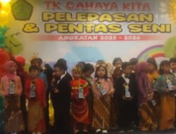 Diiringi Hadiah Sukuntum Mawar Merah ke Bunda, Pelepasan dan Pentas Seni TK Cahaya Kita Penuh Makna