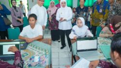 Pastikan SPMB 2026 Lancar, Khofifah Tinjau Verifikasi Calon Peserta Didik di Madiun