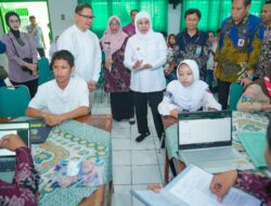 Pastikan SPMB 2026 Lancar, Khofifah Tinjau Verifikasi Calon Peserta Didik di Madiun