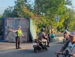 Kecelakaan Tunggal di Jalan Brawijaya, Truk Hino Bermuatan Air Mineral Tabrak Pohon