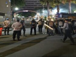 Demo di Grahadi Berujung Ricuh, Massa Rusak Pagar dan Polisi Kerahkan Water Cannon