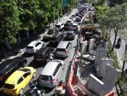 Jalan Moestopo Macet Akibat Proyek Drainase, Pemkot Surabaya Minta Maaf