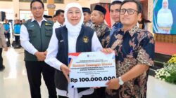 Khofifah Salurkan Bansos dan Bantuan Desa Rp32,16 Miliar untuk Warga Ngawi