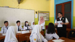 Bupati Kediri Hanindhito Himawan Pramana mengunjungi sekolah dan berdialog dengan siswa dalam kegiatan pendidikan di Kabupaten Kediri.