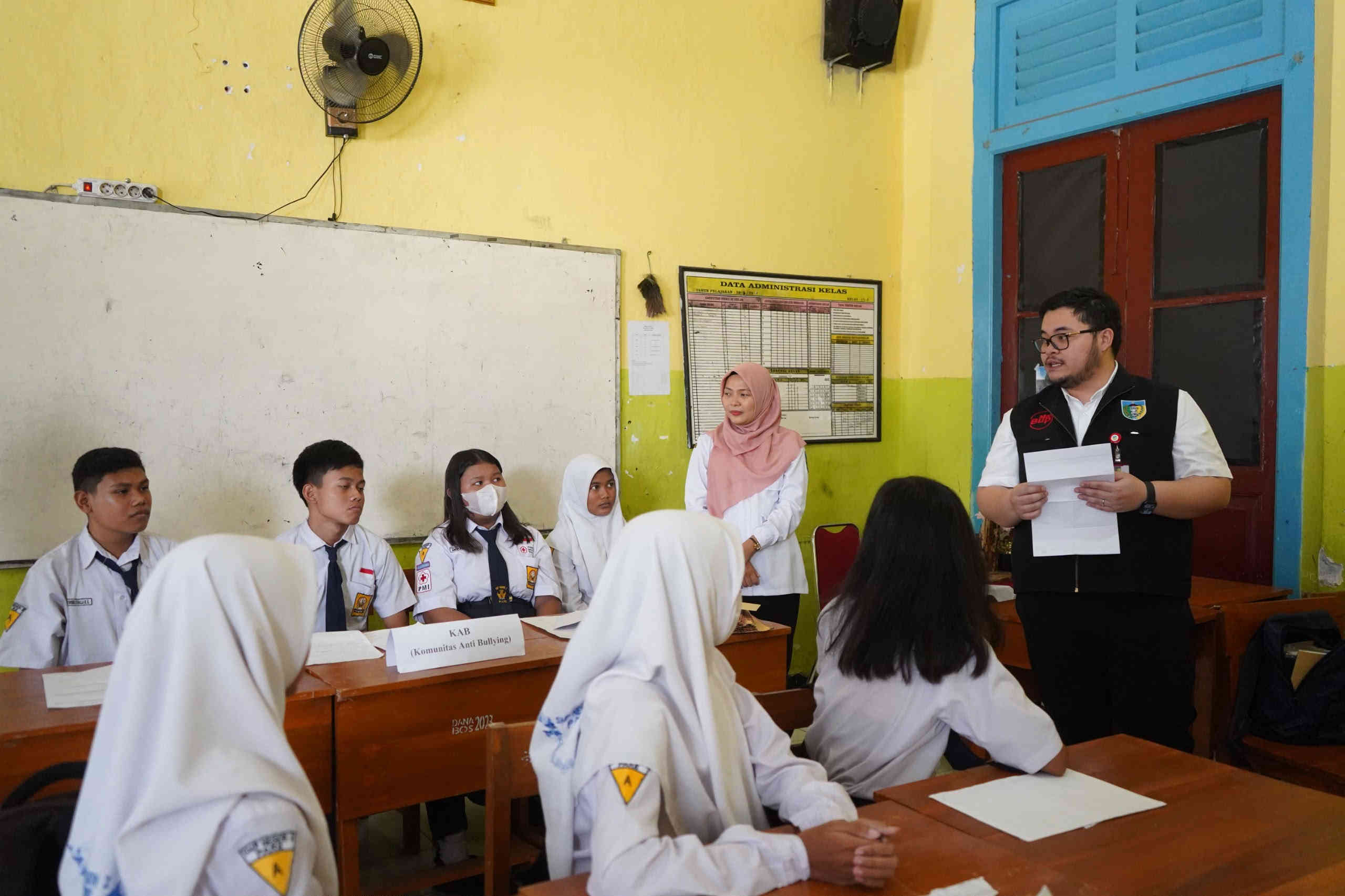 Bupati Kediri Hanindhito Himawan Pramana mengunjungi sekolah dan berdialog dengan siswa dalam kegiatan pendidikan di Kabupaten Kediri.